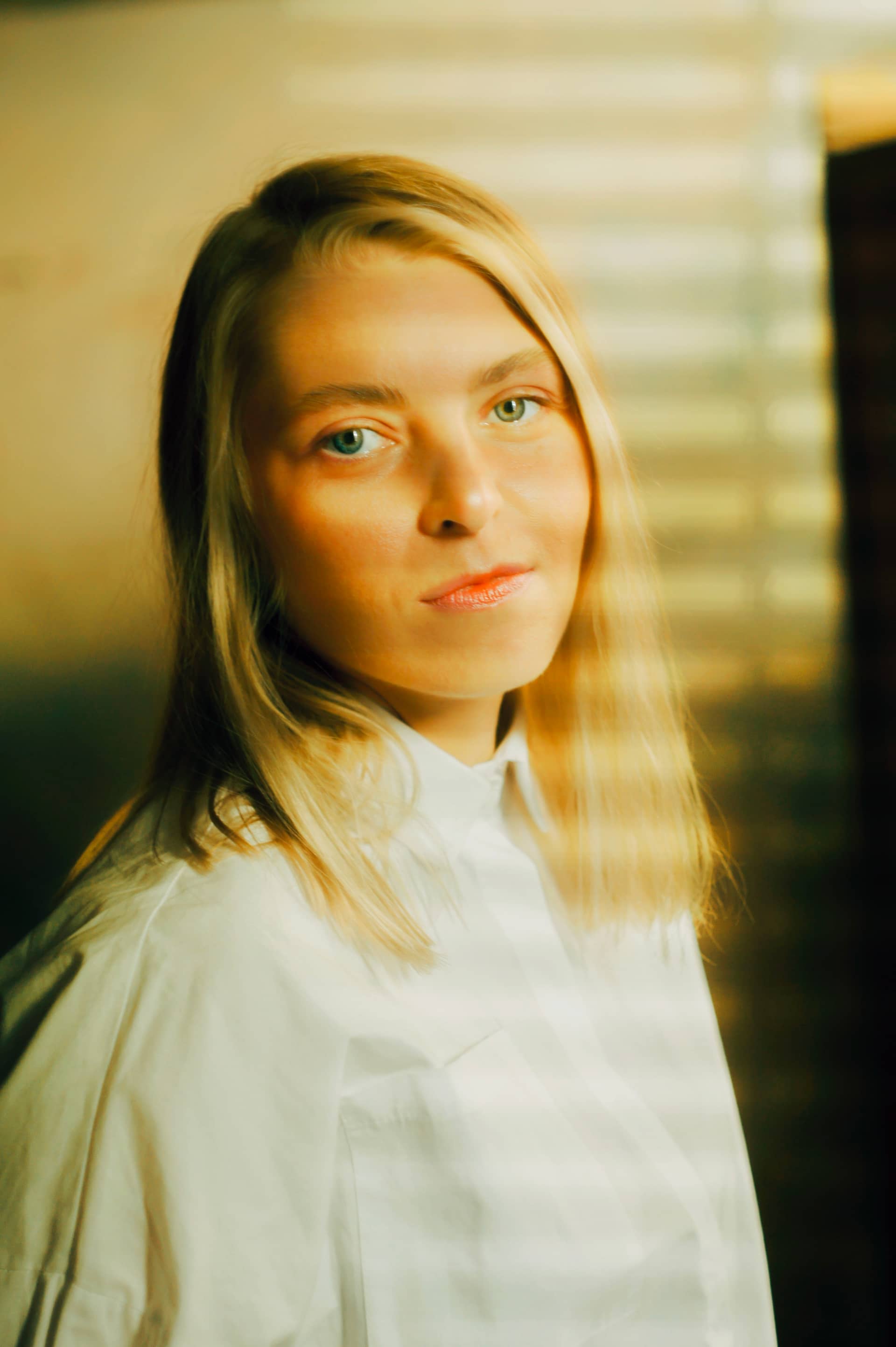 Любит вышивать